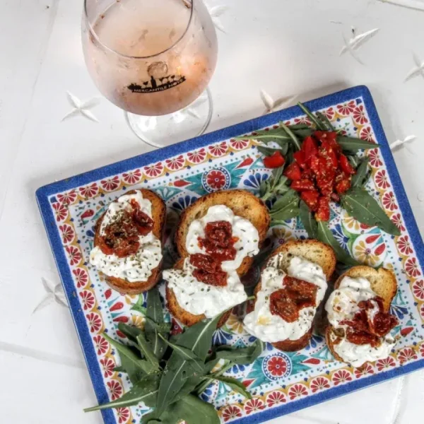 Crostini stracciatella e pomodori secchi