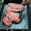 Tagliere in legno con pietra lavica per cucinare - immagine 3