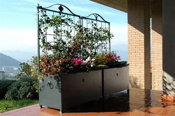 Fioriera Altea con grigliato di Unosider